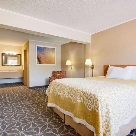 Days Inn By Wyndham Феърмонт Екстериор снимка
