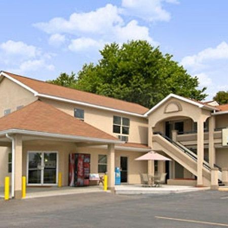 Days Inn By Wyndham Феърмонт Екстериор снимка