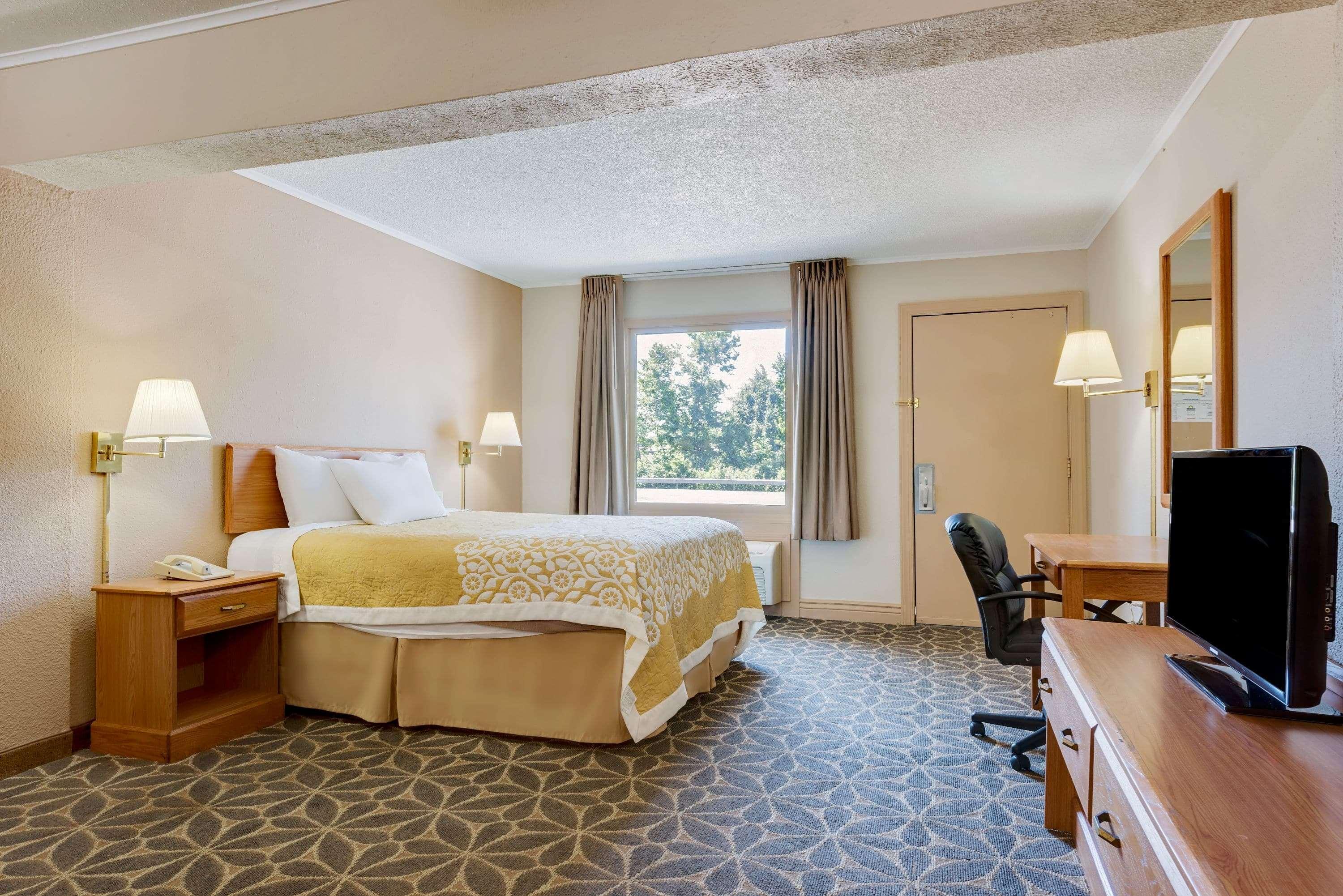Days Inn By Wyndham Феърмонт Екстериор снимка