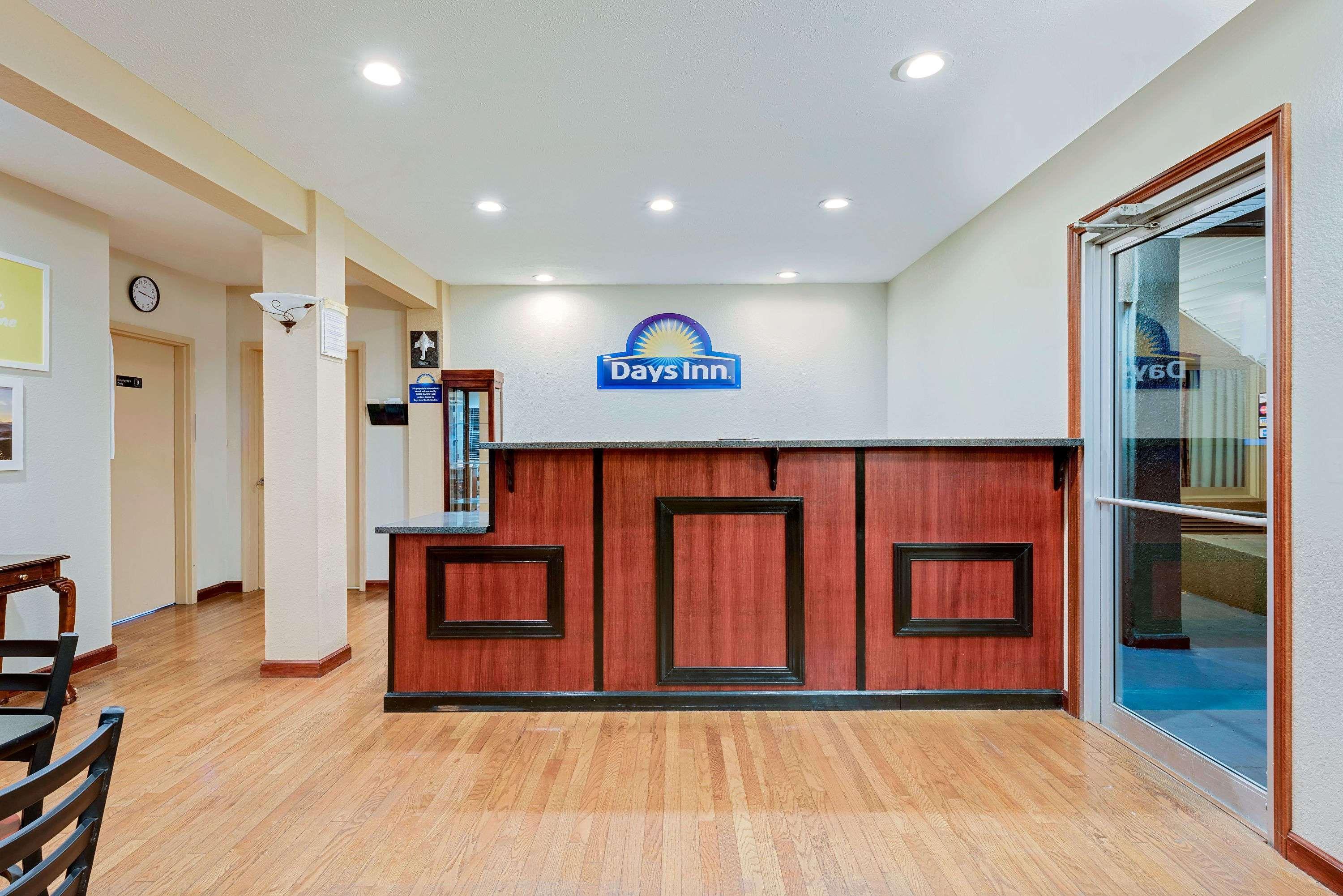 Days Inn By Wyndham Феърмонт Екстериор снимка