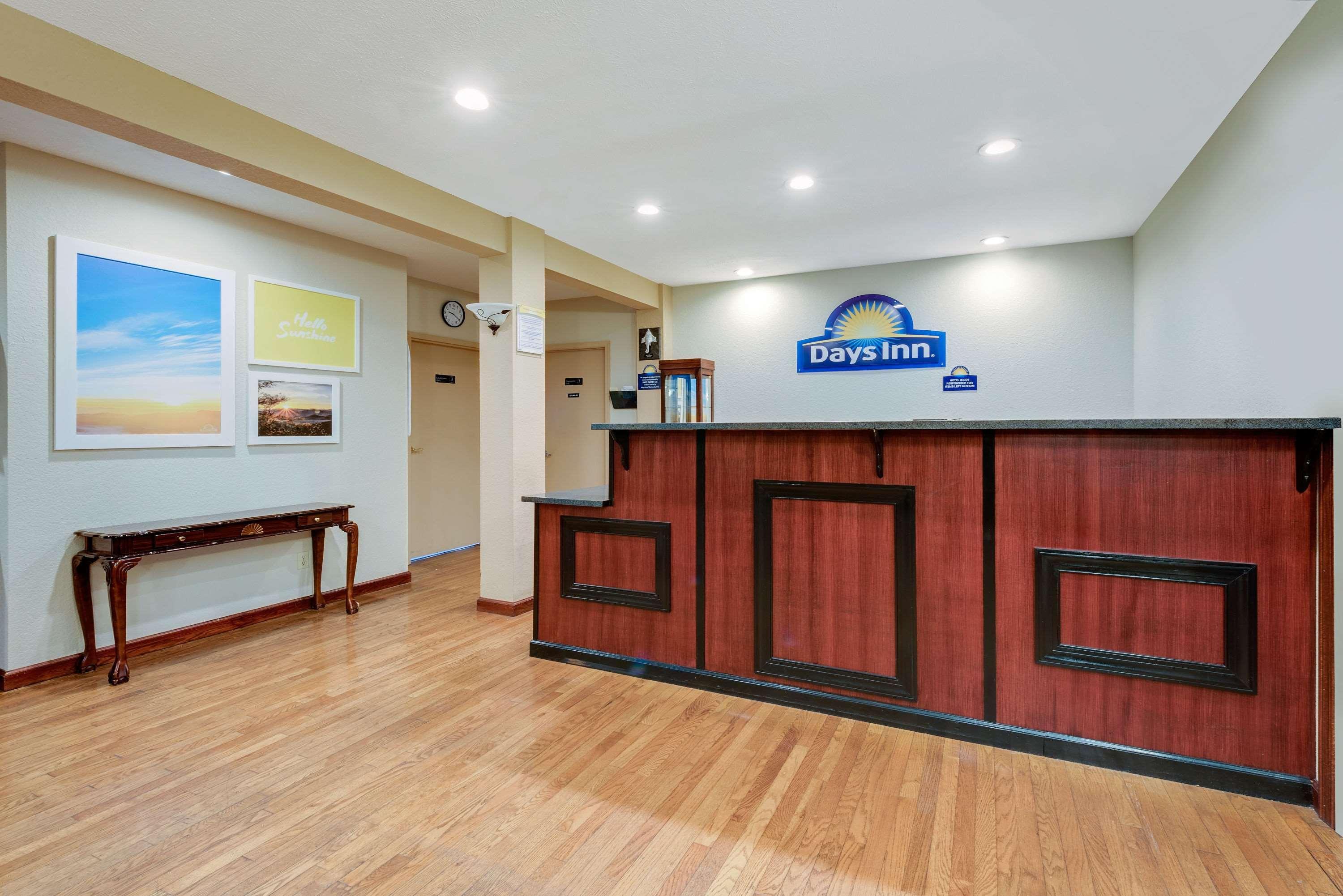 Days Inn By Wyndham Феърмонт Екстериор снимка