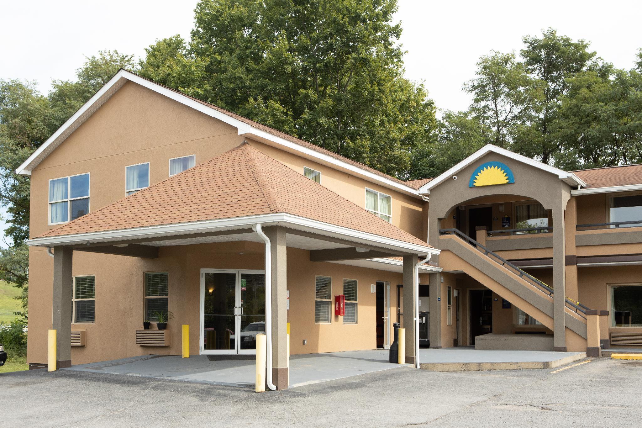 Days Inn By Wyndham Феърмонт Екстериор снимка