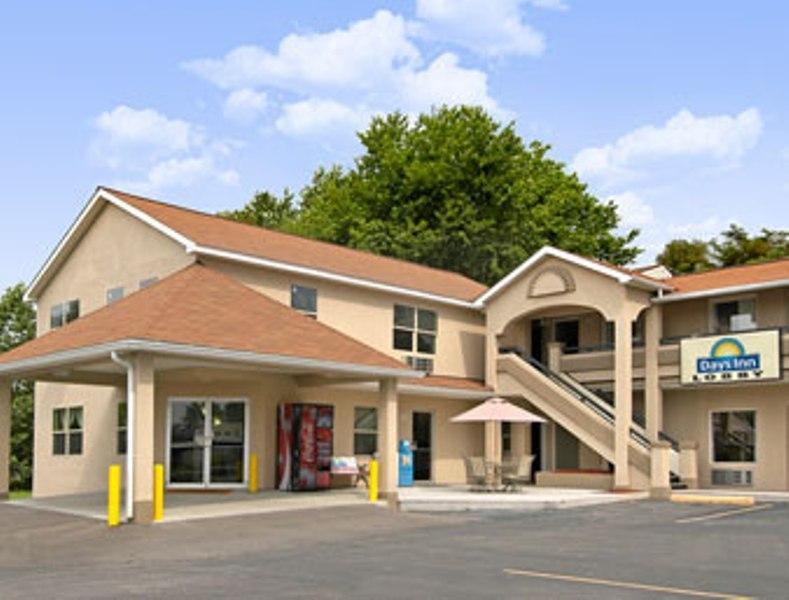 Days Inn By Wyndham Феърмонт Екстериор снимка